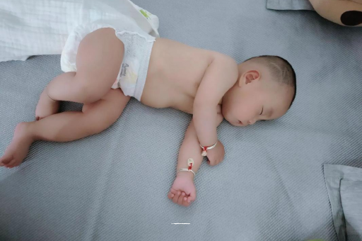 代怀包生男孩机构宝宝拍嗝的正确方法